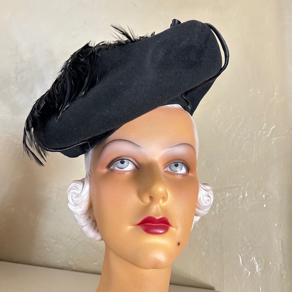 SPLENDID 1940s\' BLACK HAT WITH ROOSTER FEATHERS, SATIN BANDS, HAT PIN + VEILING